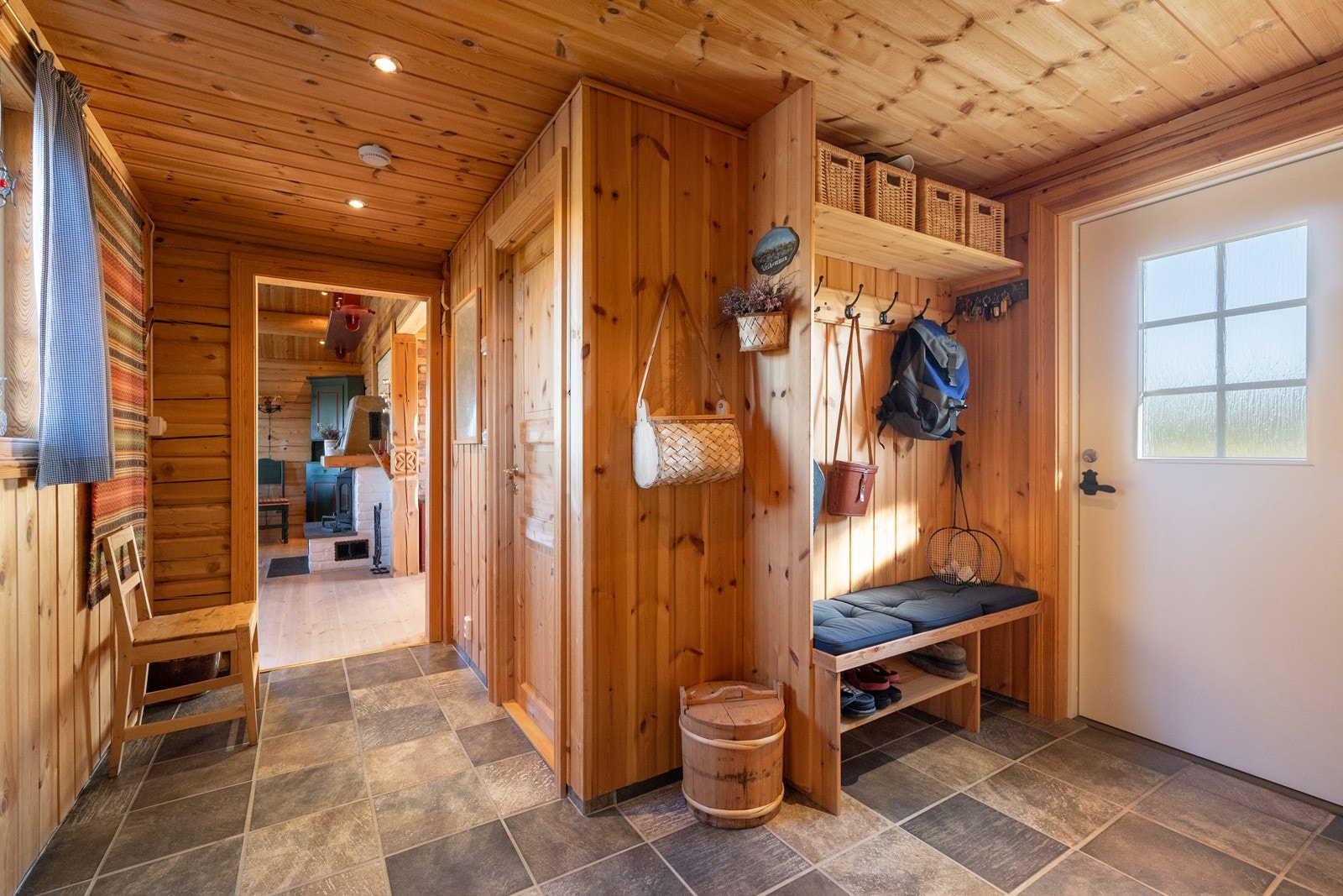 Her finner du et plassbygget garderobeskap som gir god oppbevaringsplass. Galleribilde