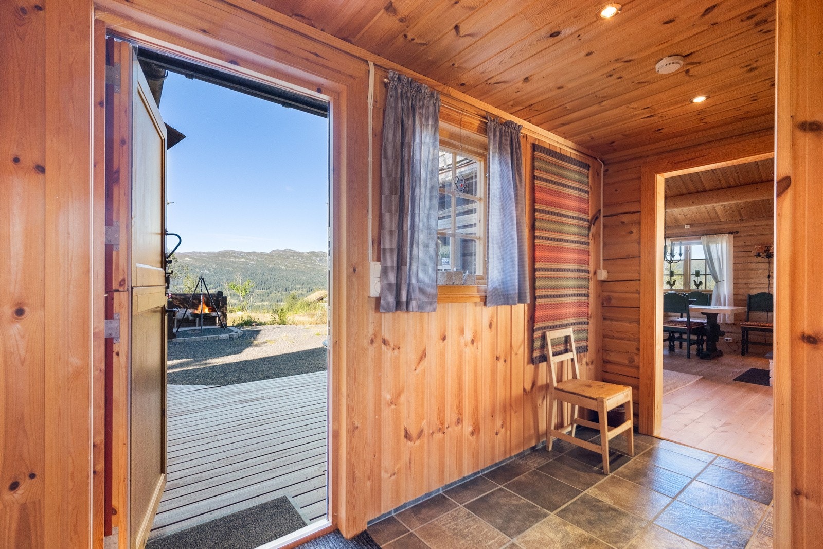 Praktisk og stilren entré med flislagt gulv og behagelig gulvvarme - perfekt for kalde vinterdager. Galleribilde