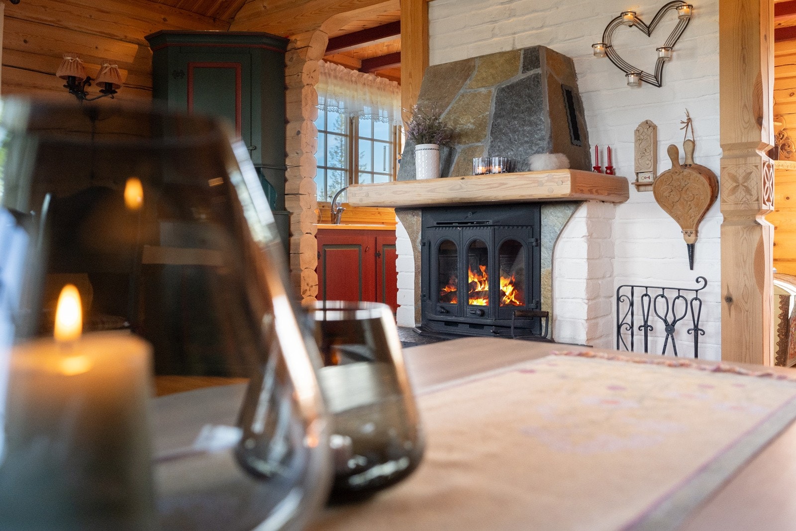 Stuen har en koselig peis med flott skiferforblending på pipen, som skaper varme og atmosfære. Galleribilde
