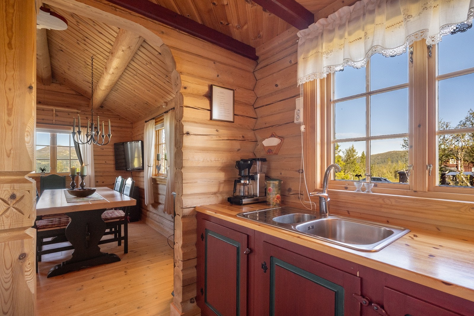 En varmtvannsbereder på ca. 120 liter er plassert praktisk under kjøkkenbenken Galleribilde