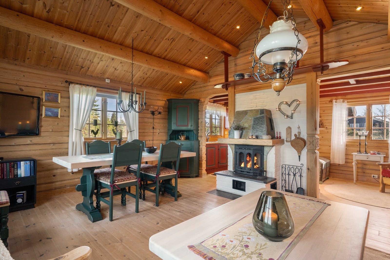 Gulvene består av både heltre furu og fliser, og veggene kombinerer tradisjonelle tømmervegger med trepanel - som gir en varm og lun hyttefølelse Galleribilde