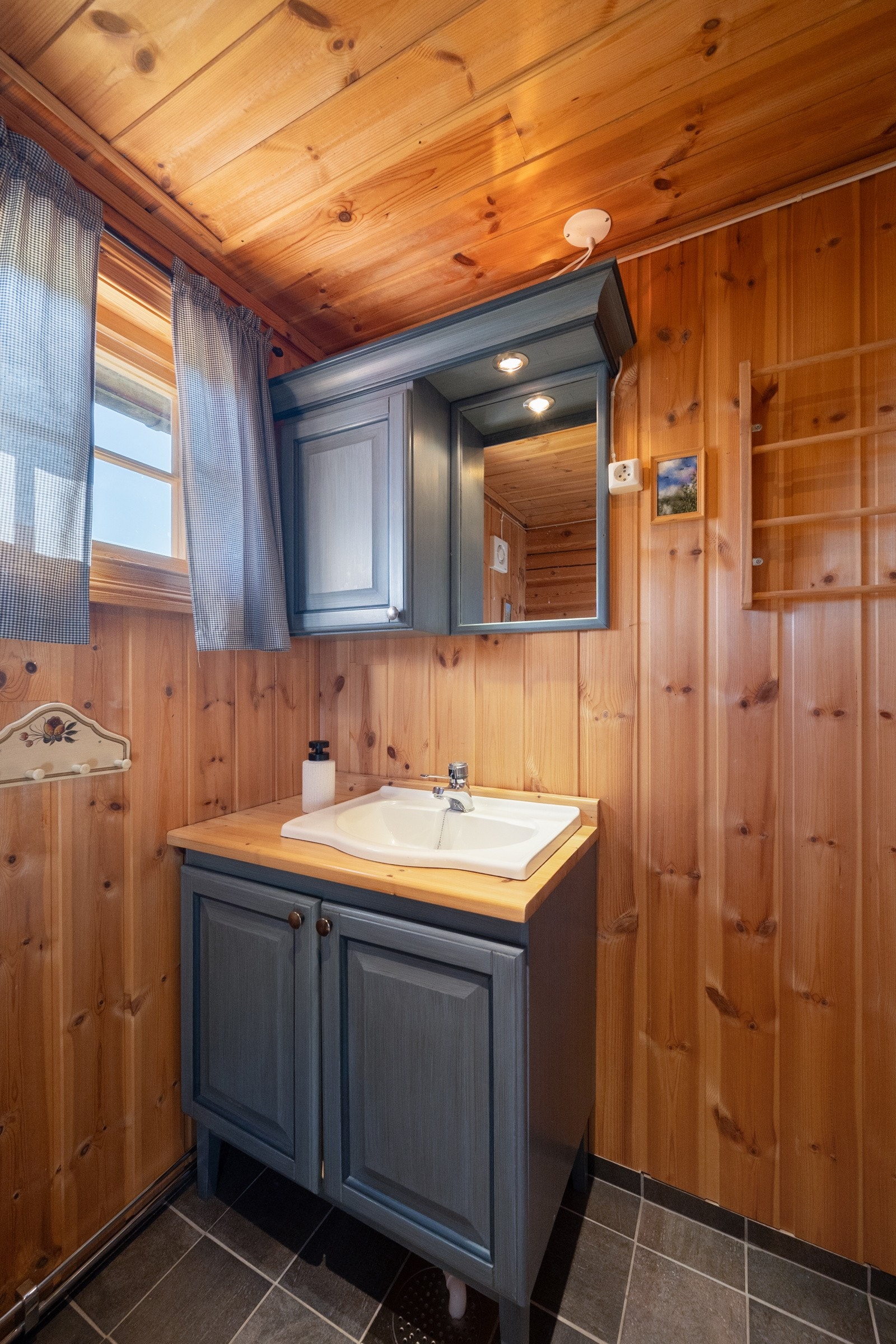 Et funksjonelt bad med flislagt gulv og elektriske varmekabler. Galleribilde