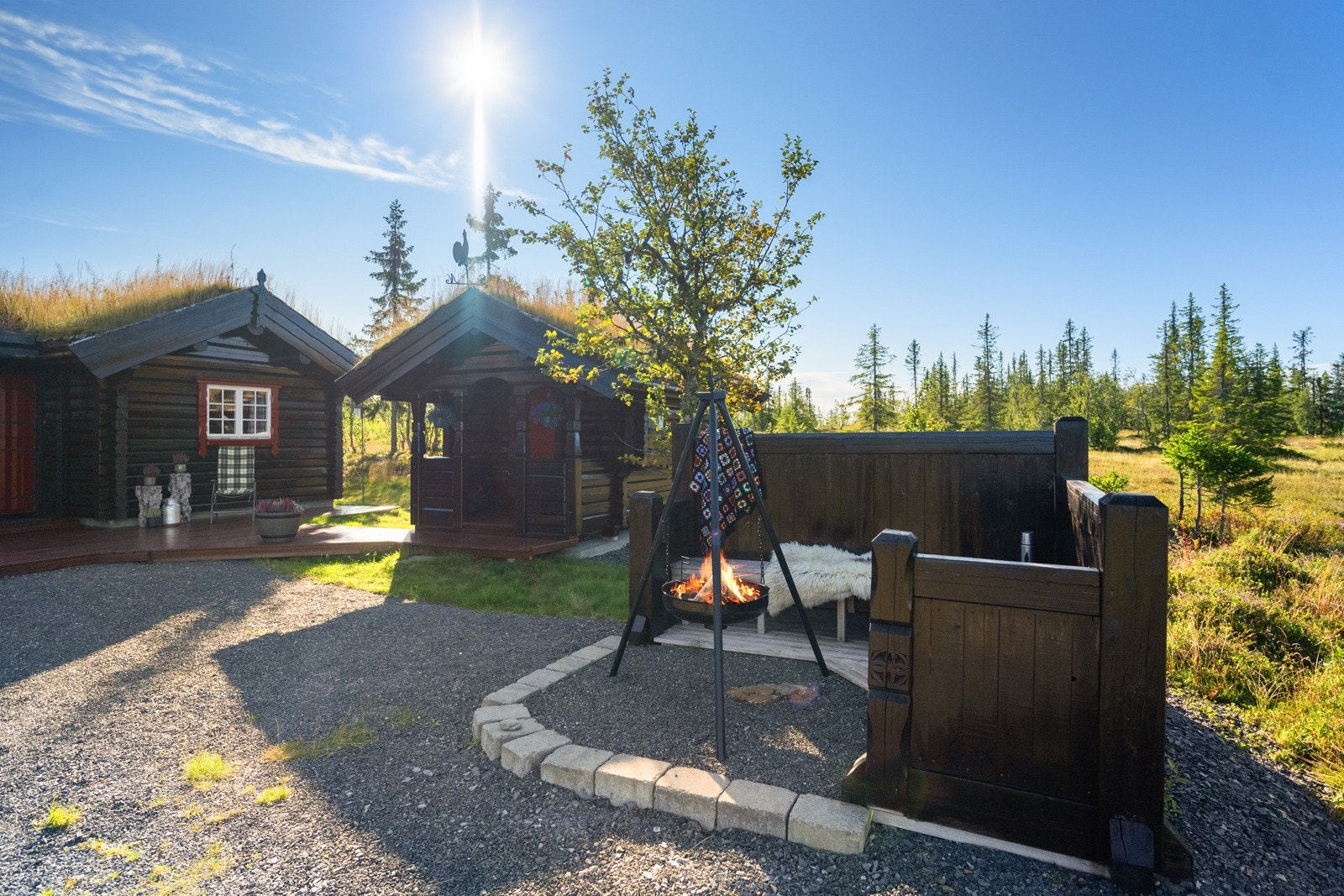 Her har vi gleden av å presentere en velholdt tømmerhytte med flott beliggenhet i naturskjønne omgivelser i Synnfjell! Galleribilde