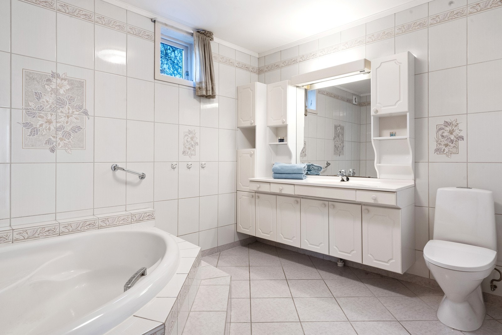 Stort flislagt bad. Galleribilde