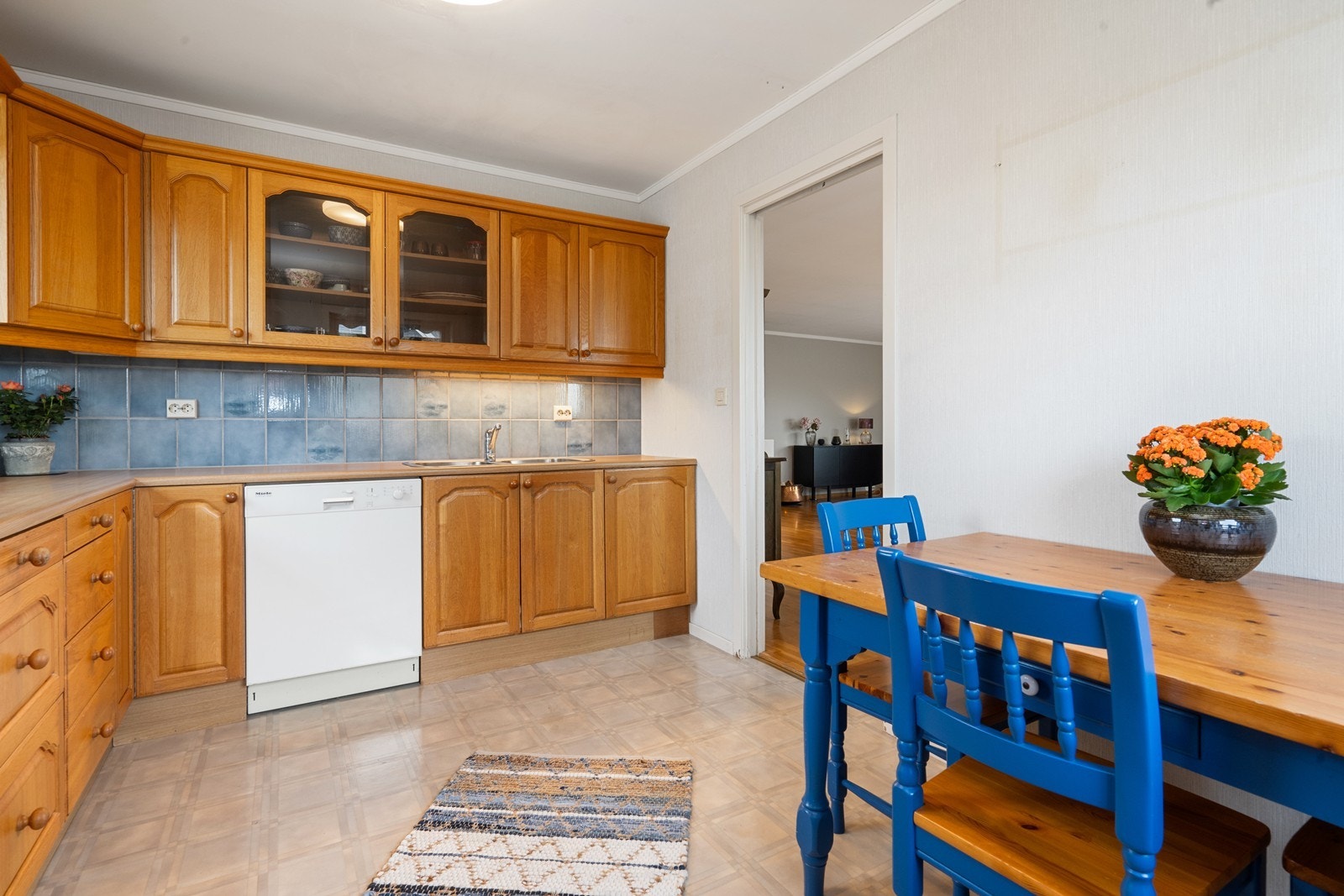 Kjøkken med god skap- og benkeplass. Plass til spisebord. Galleribilde