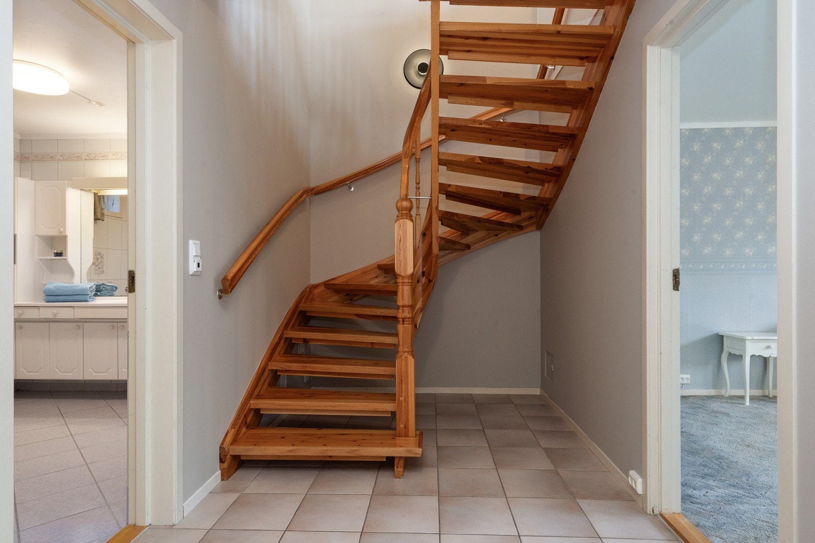 Trapp fra u.etg. til 1.etg. Galleribilde