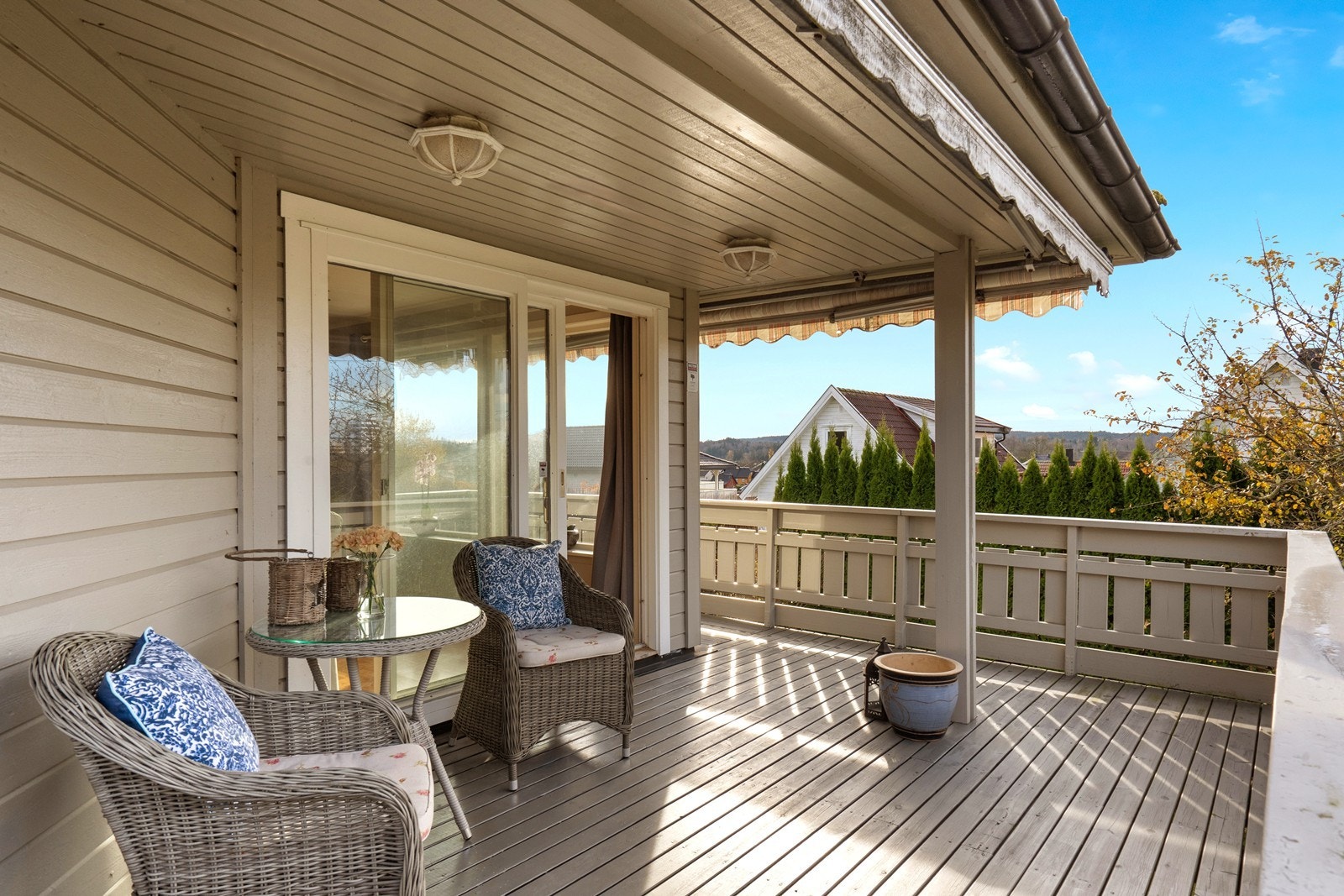 Delvis overbygget terrasse med utgang fra stue. Galleribilde