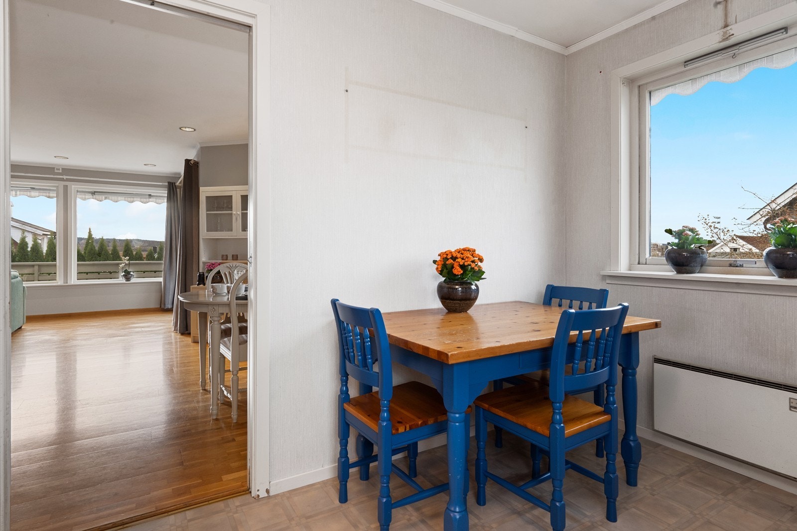 Kjøkken mot stue. Galleribilde