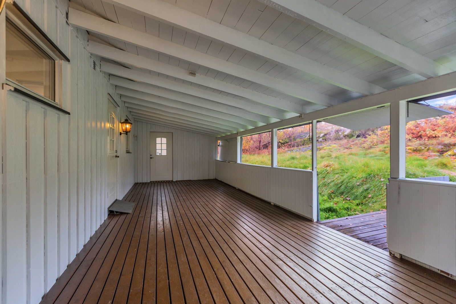 Stort overbygget inngangsparti og terrasse- vinduene kan åpnes helt Galleribilde