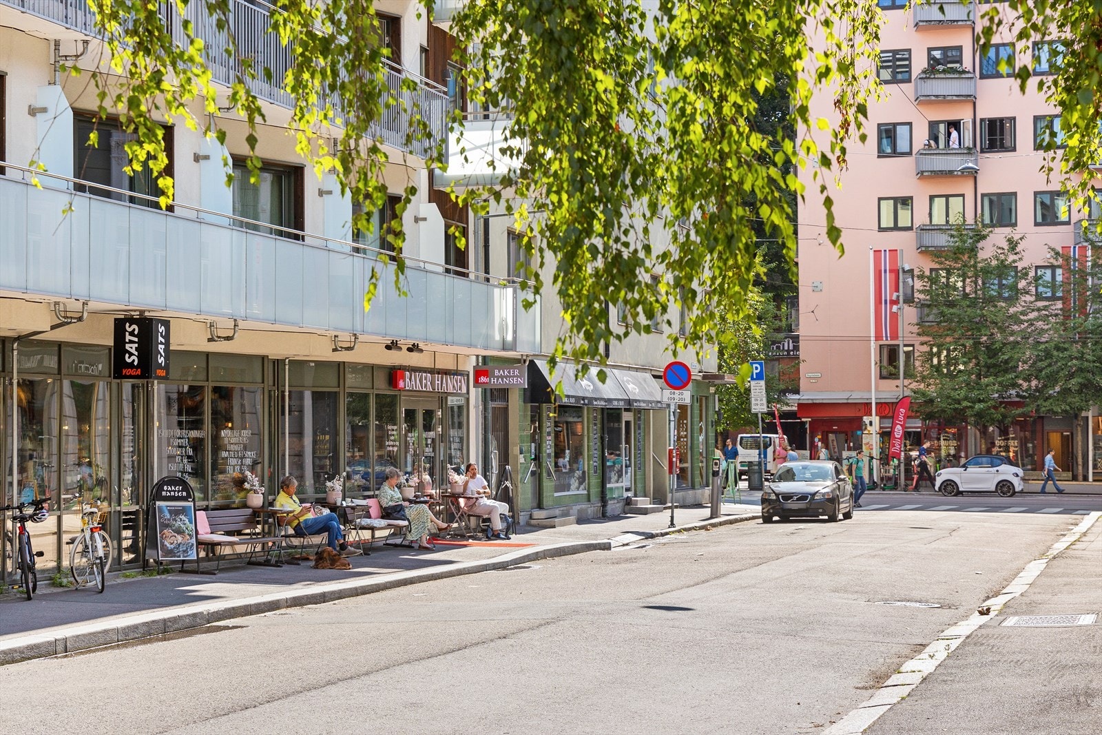 Beliggenheten er et meget sentralt utgangspunkt med nærhet til et yrende restaurant- og kaféliv, samt en rekke forretninger og servicetilbud. Galleribilde