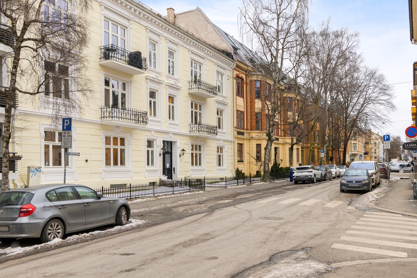 Mulighet for å leie garasjeplass og parkeringsplass i området, ellers beboerparkering. Galleribilde