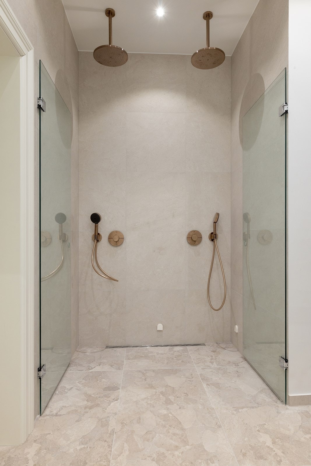 Romslig dusjsone med innebygde armaturer. Galleribilde