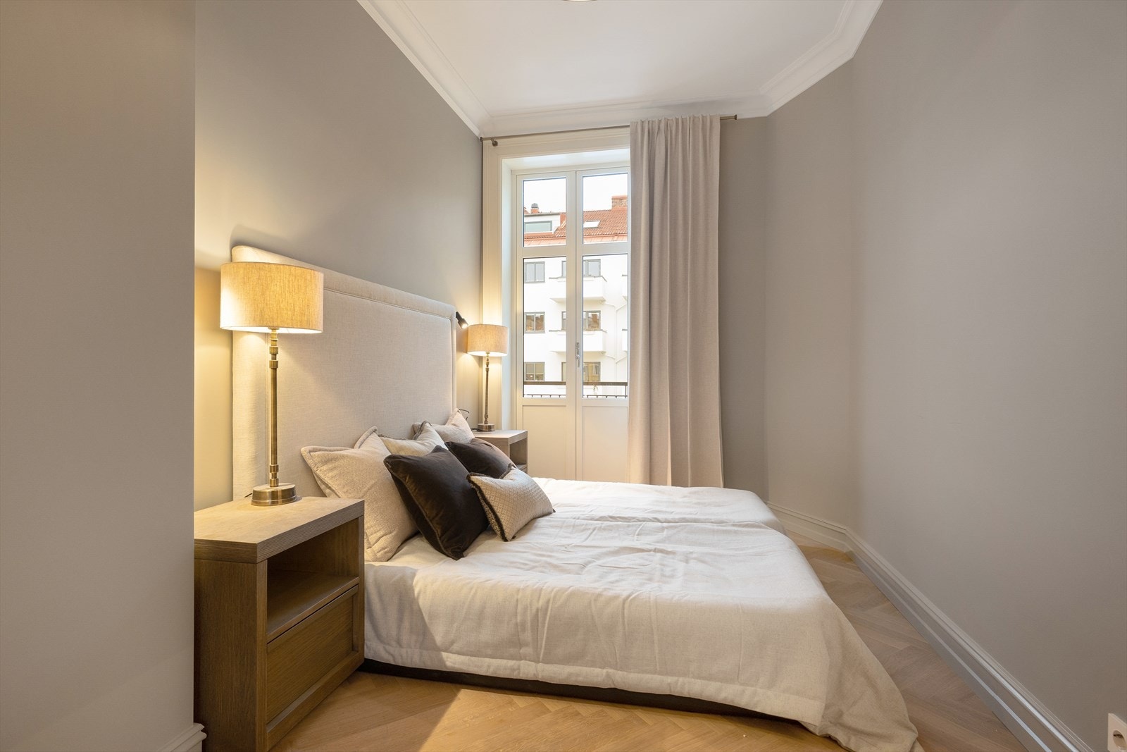 Her er det god plass til dobbeltseng og tilhørende møblement. Galleribilde