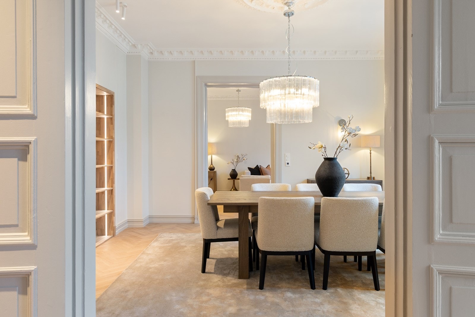 Med to stuer, separat kjøkken, to bad og to soverom, oppleves leiligheten romslig og gjennomgående. Galleribilde