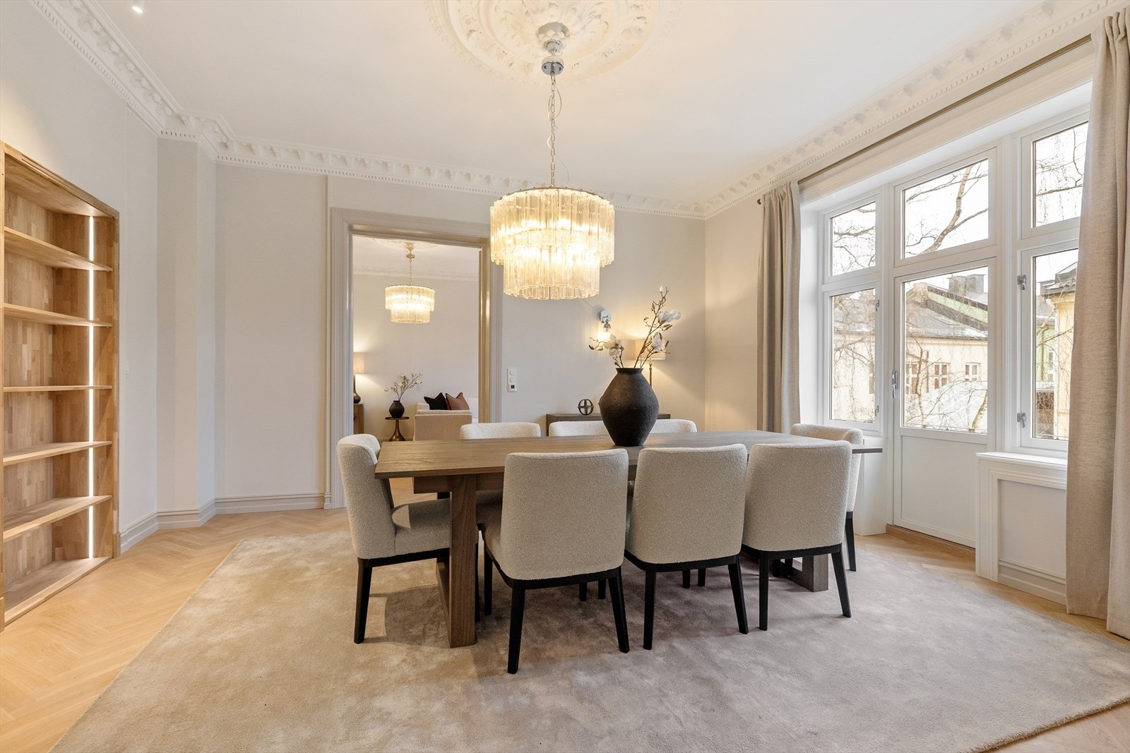 Romslig spisestue med generøs takhøyde og store vindusflater som slipper inn rikelig med naturlig lys. Galleribilde