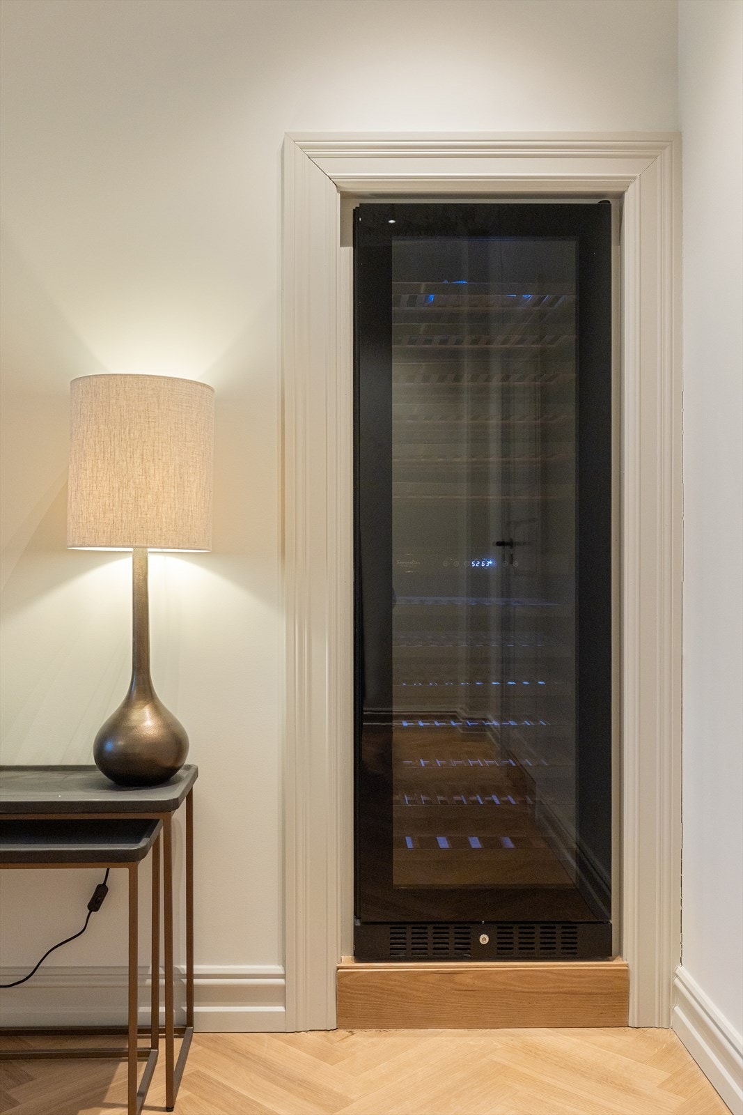 Vinskap i stuen. Det er også vinskap i kjøkkeninnredningen. Galleribilde