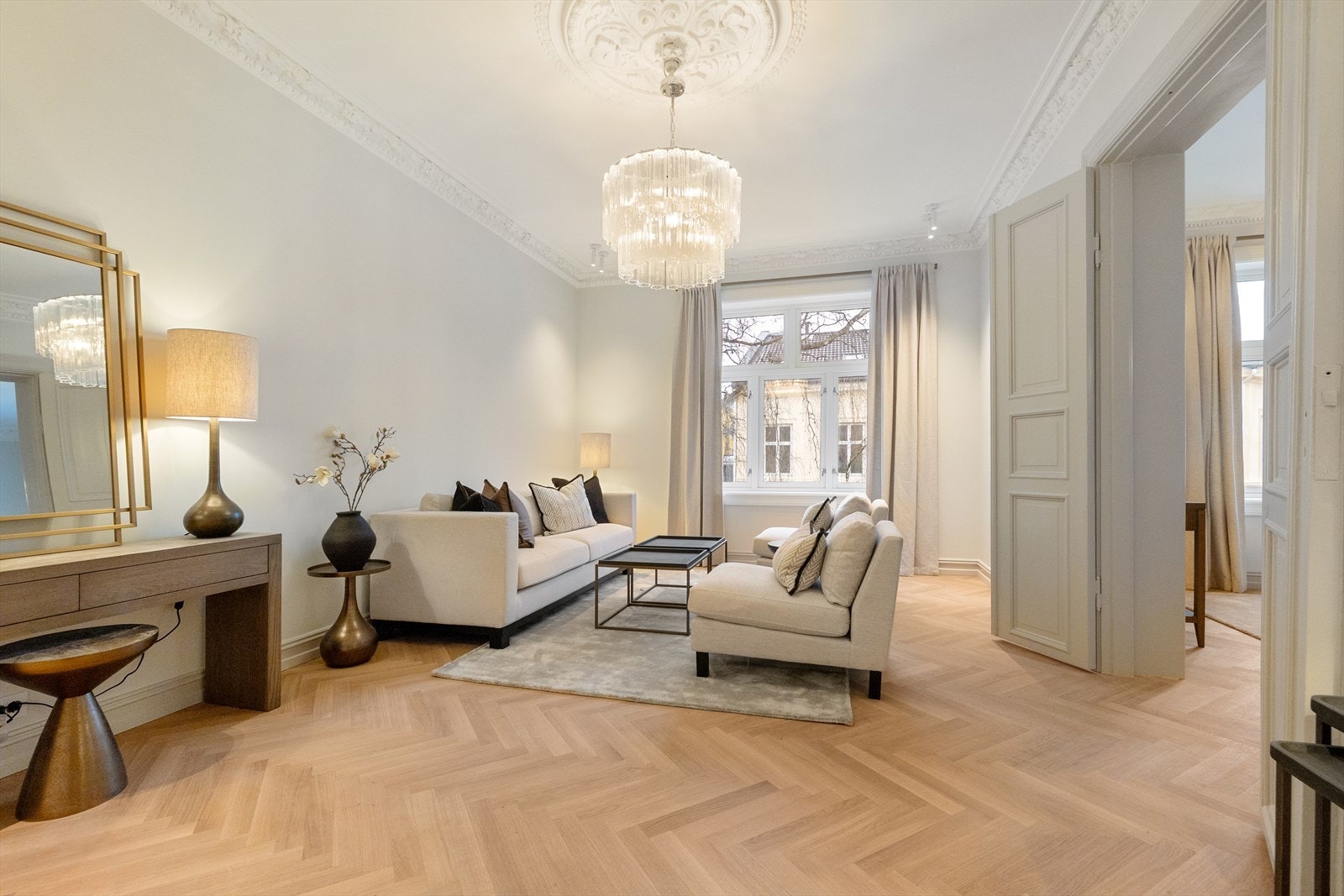 Stuen er romslig med god plass til stor sofagruppe og tilhørende møblement. Galleribilde