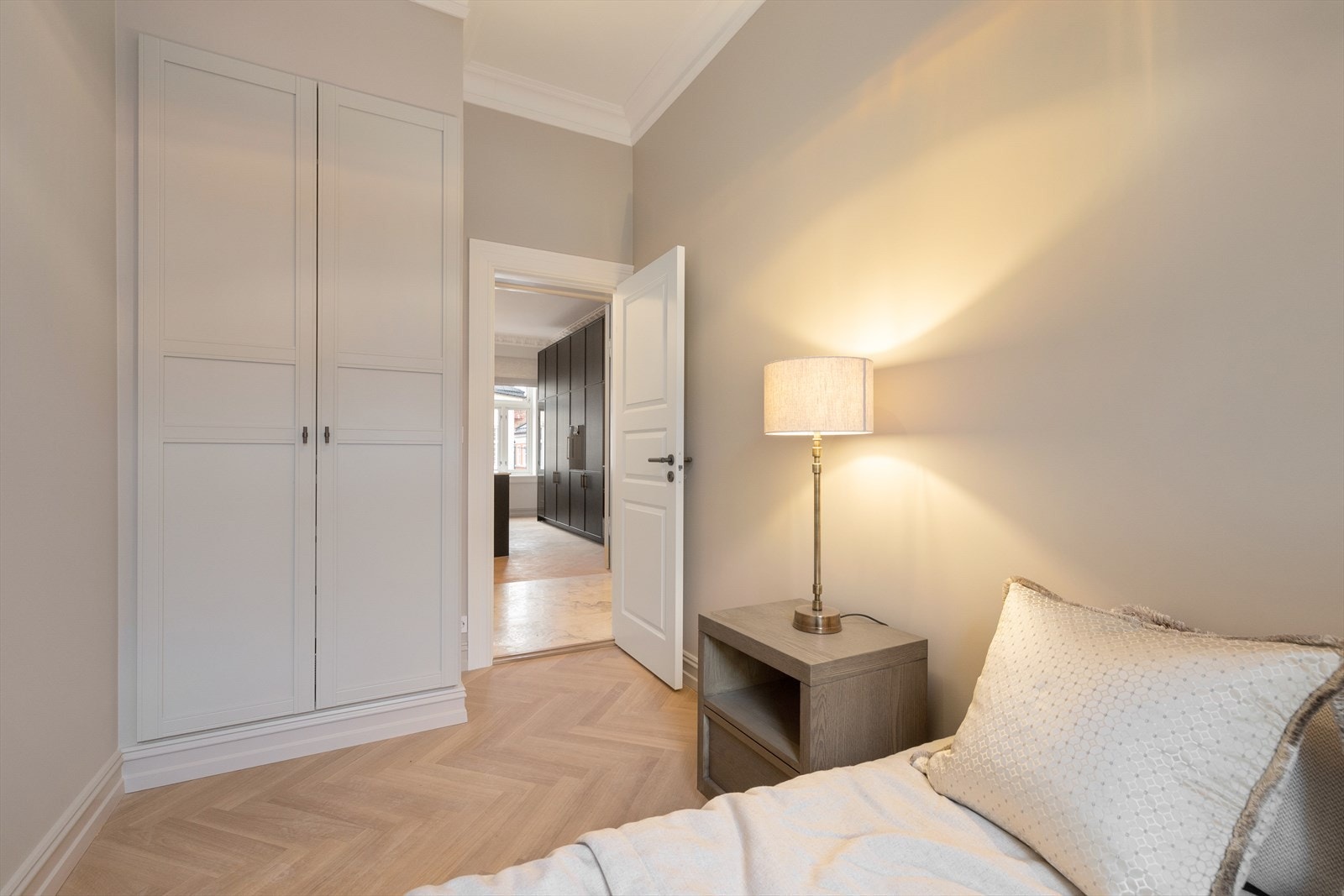 Praktisk garderobeløsning med innebygd garderobeskap. Galleribilde