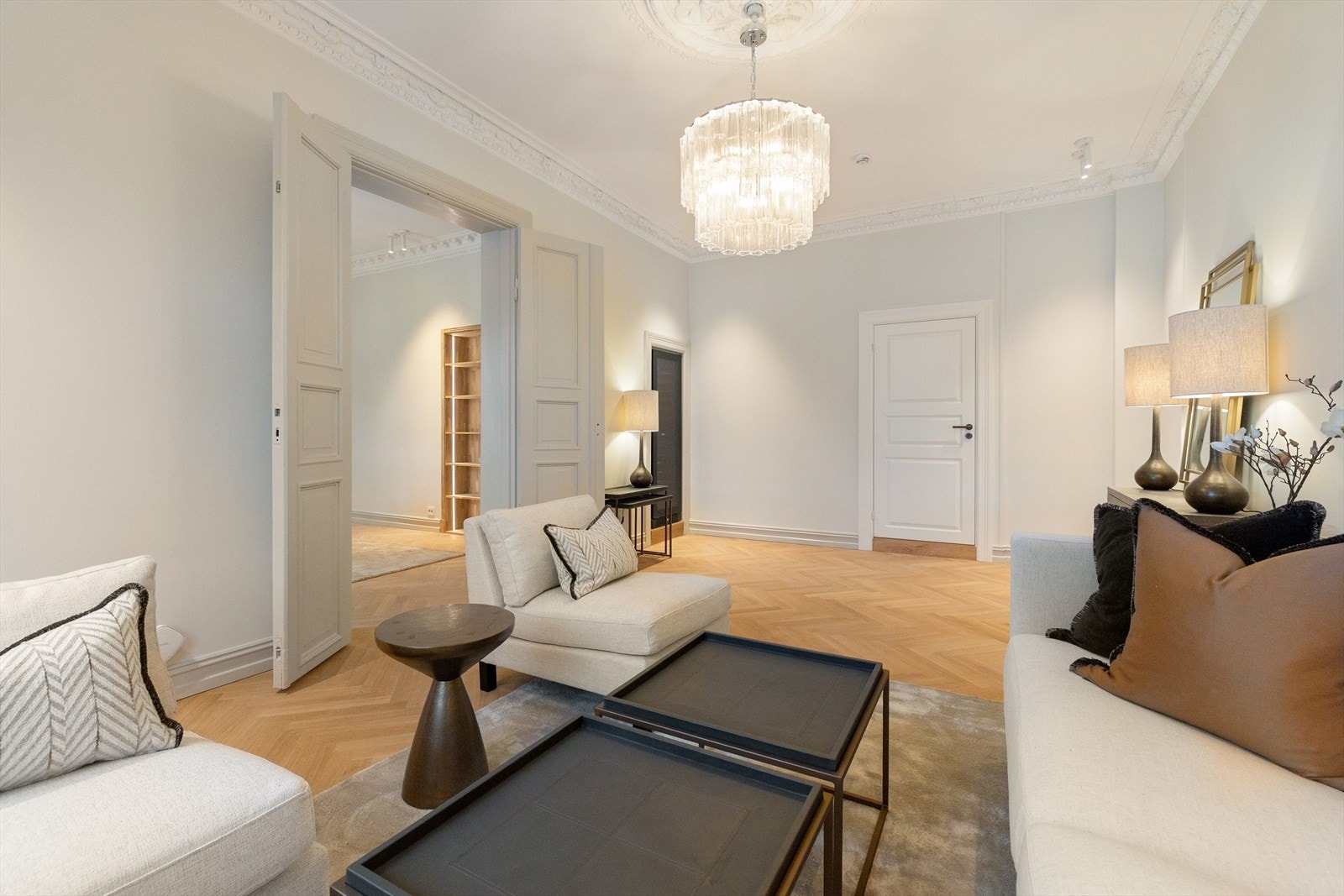 Lekker hellimt fiskebeinsparkett med varmekabler strekker seg gjennom leiligheten. Galleribilde