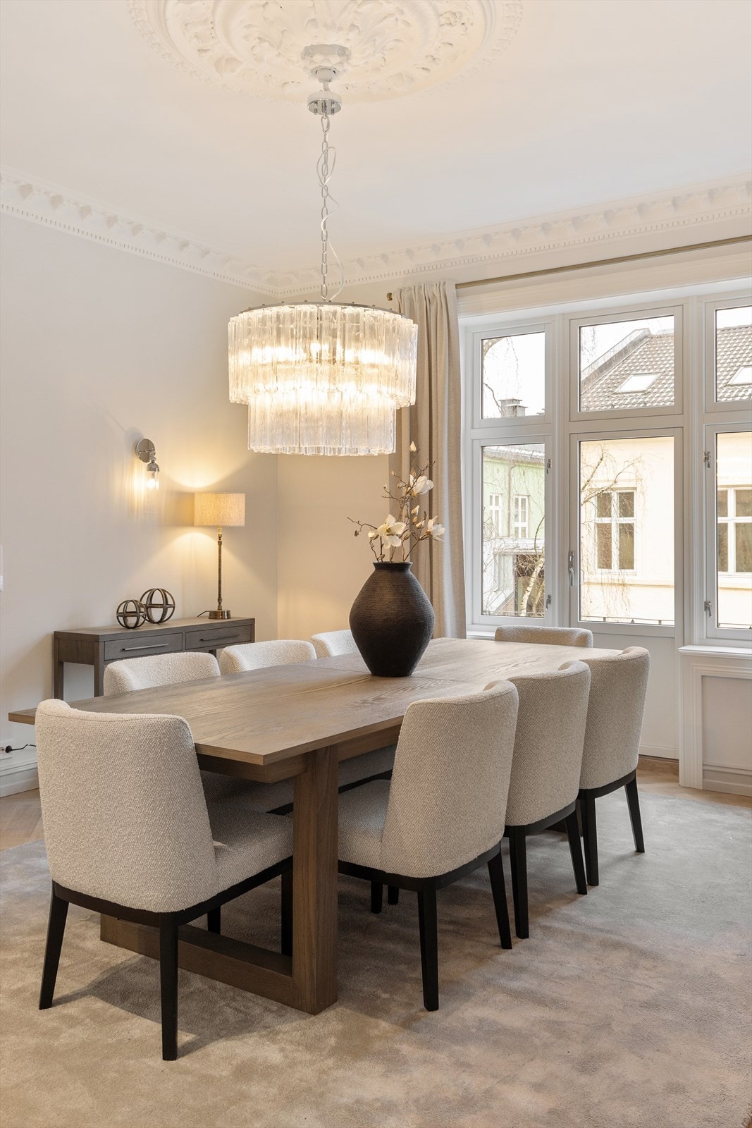 Fra spisestuen er det utgang til sør/østvendt balkong på ca. 3 kvm. Galleribilde