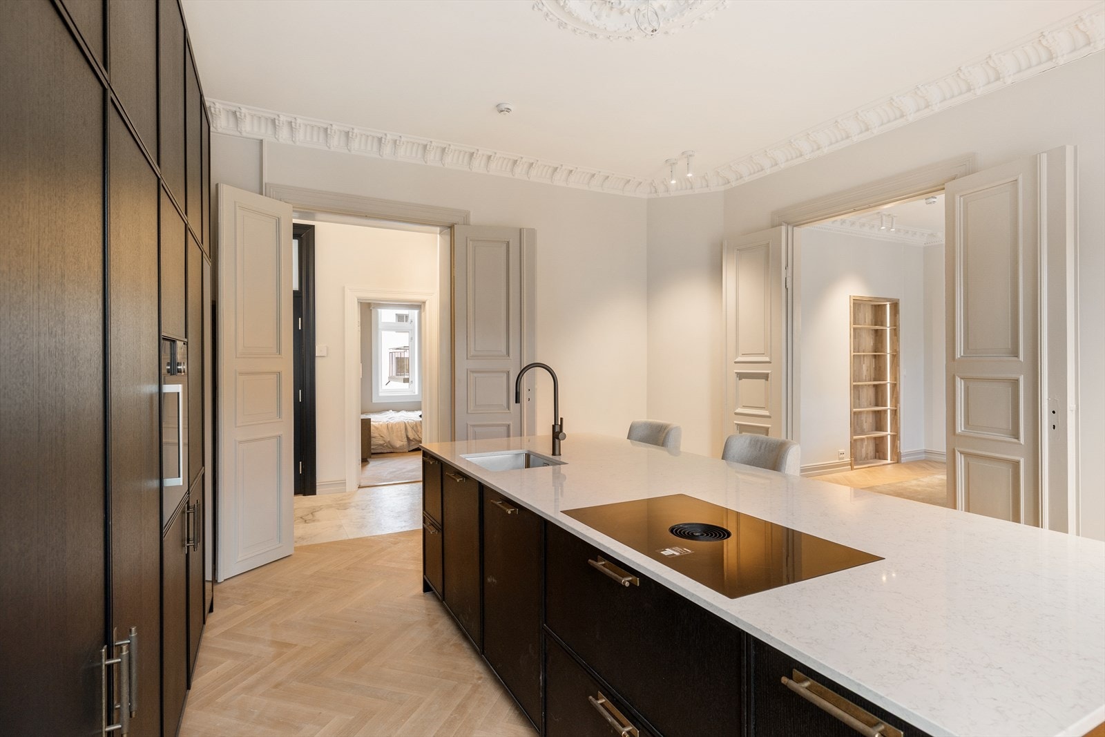 Avtrekksvifte/ventilator med omluft (kullfilter). Viften er integrert i platetoppen. Galleribilde