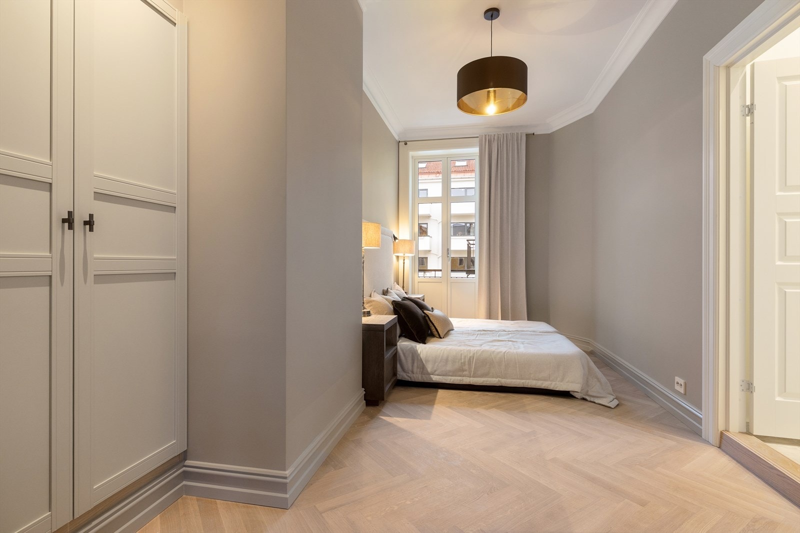 Hovedsoverom med garderobe, utgang til balkong og bad en-suite. Galleribilde