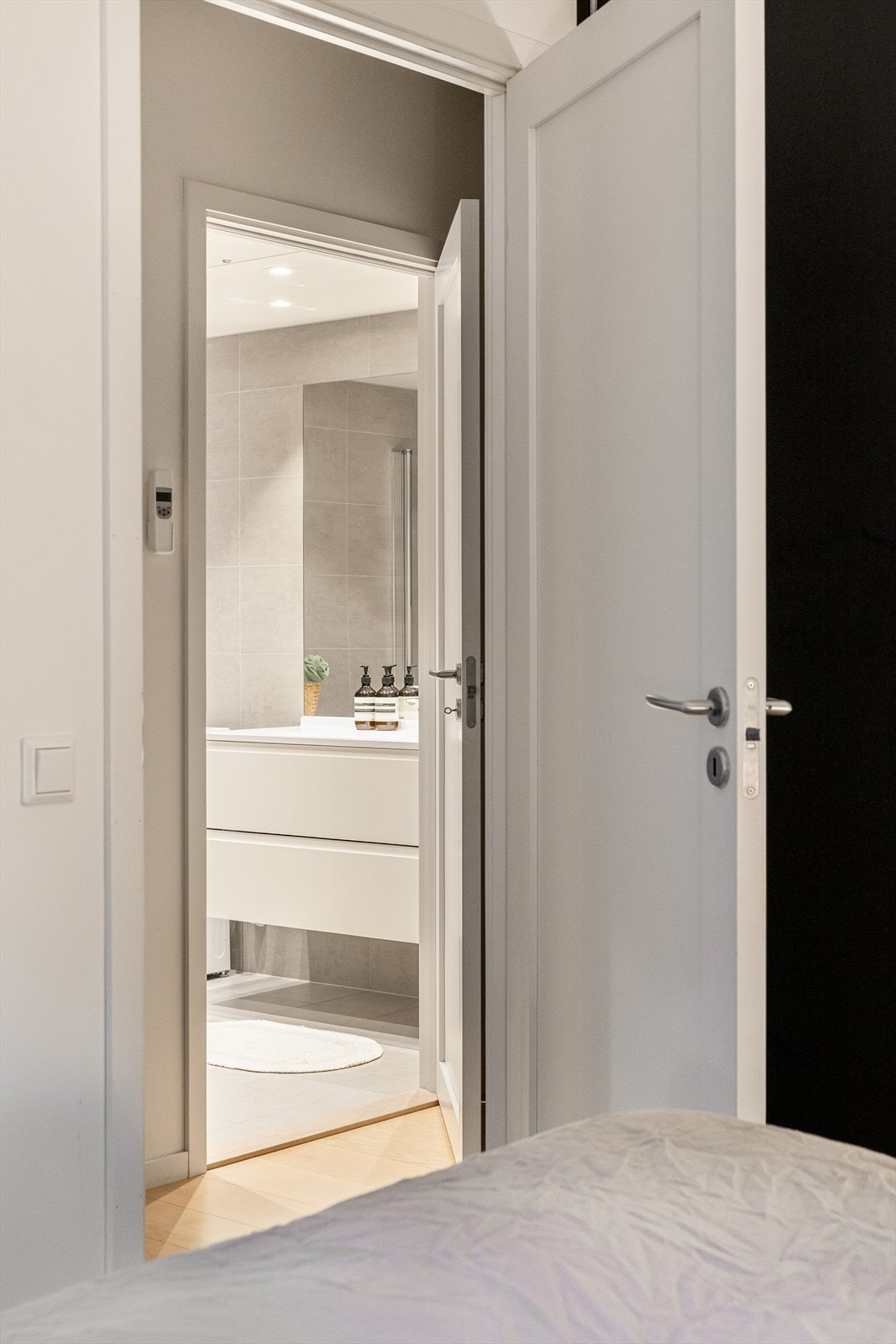 Badet ligger praktisk plassert over gangen fra hovedsoverom. Galleribilde