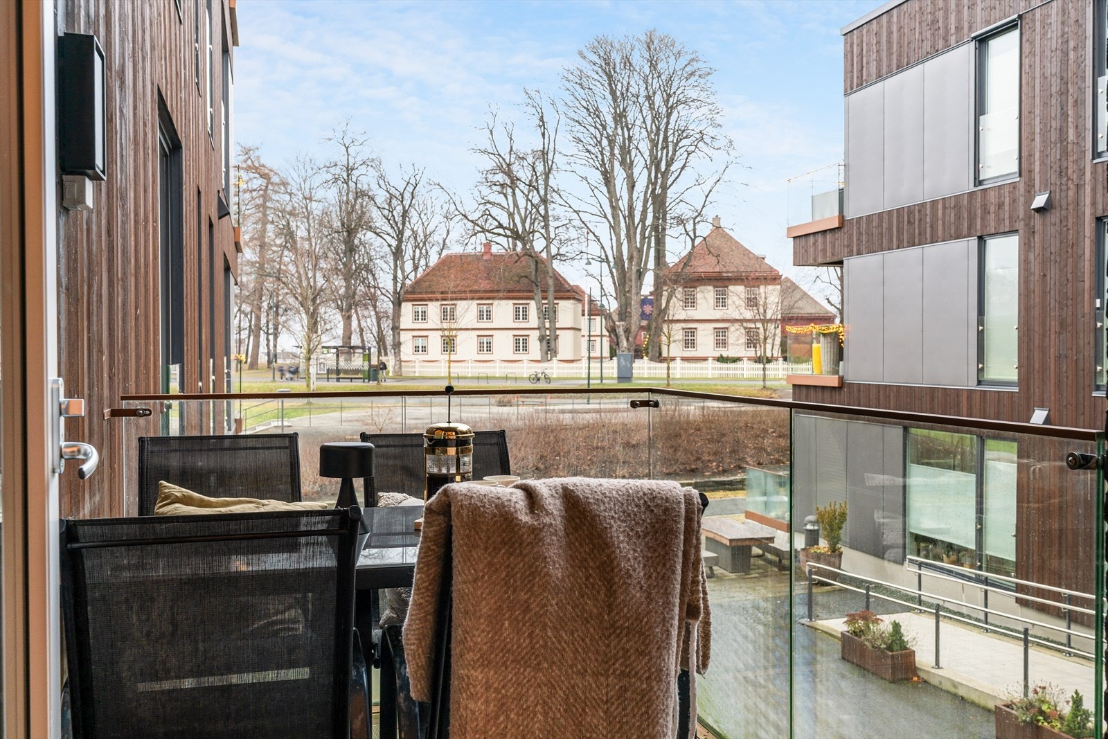 Den andre balkongen ligger skjermet inn mot tunet og nyter flott utsyn mot Lade Gård. Galleribilde