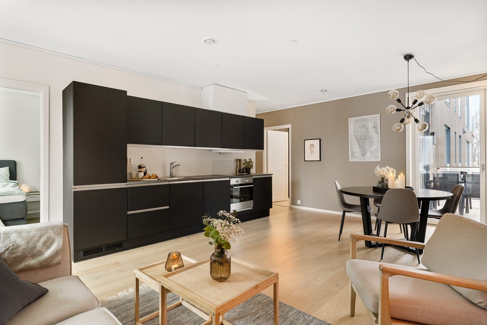 1-stavs eikeparkett får man i alle rom i leiligheten. Et stilrent og tidløst gulv som varer i mange år. Galleribilde