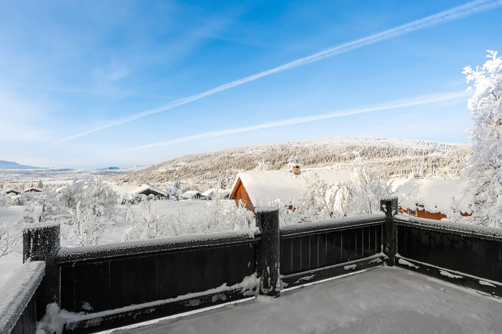 Flott utsikt mot Vasetvatnet, Grønsennknippa og deler av Gilafjellet samt Jotunheimen Galleribilde