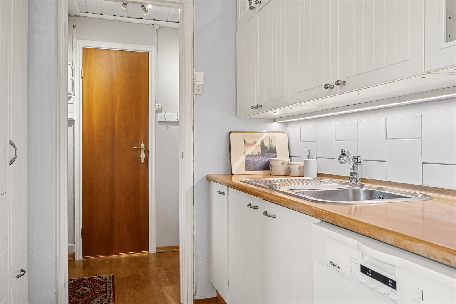 Separat kjøkken med god oppbevaringsplass i kjøkkeninnredning. Glatte og profilerte fronter. Galleribilde