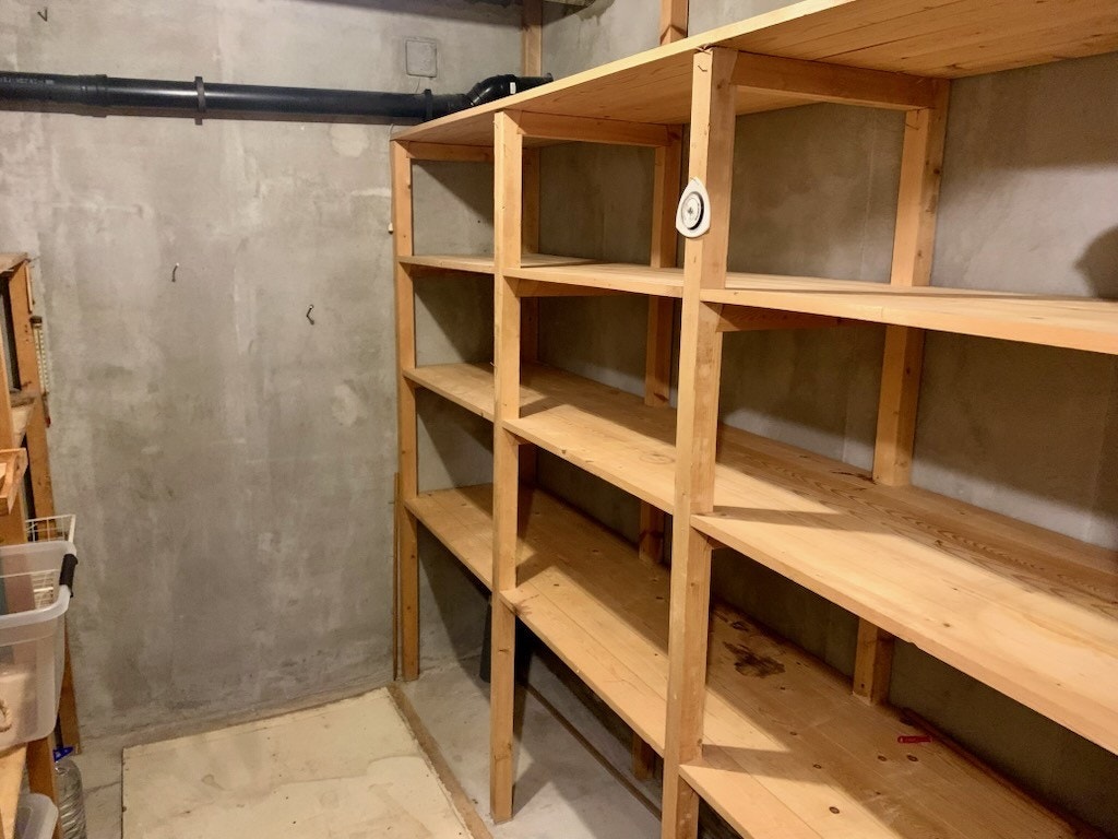 Meget god lagringsplass i boder i underetasjen samt utebod ved garasjen. Galleribilde