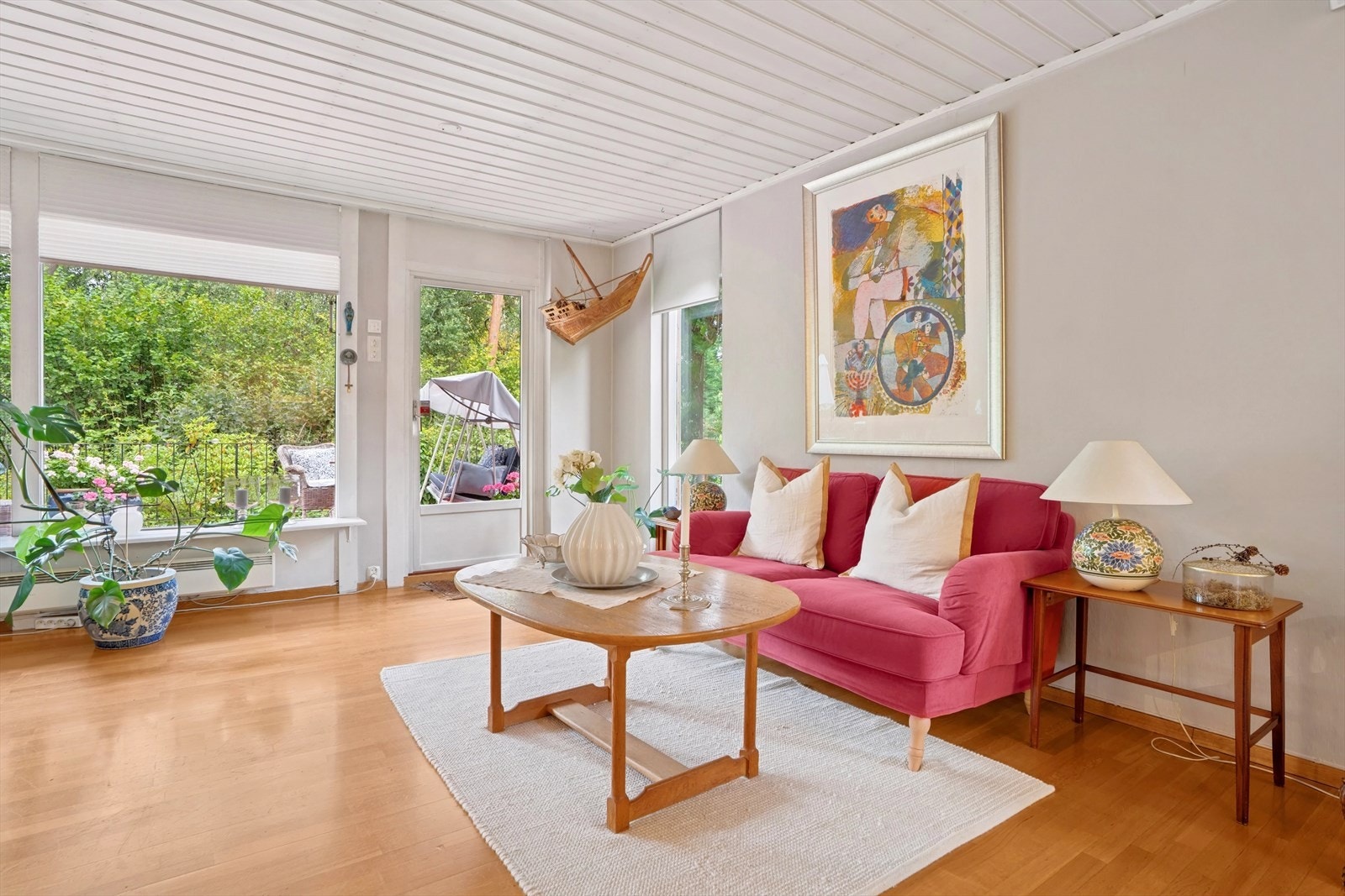 Fra stuen er det direkte utgang til ca 34 kvm sydvendt, flislagt terrasse med trapp ned til hagen. Galleribilde