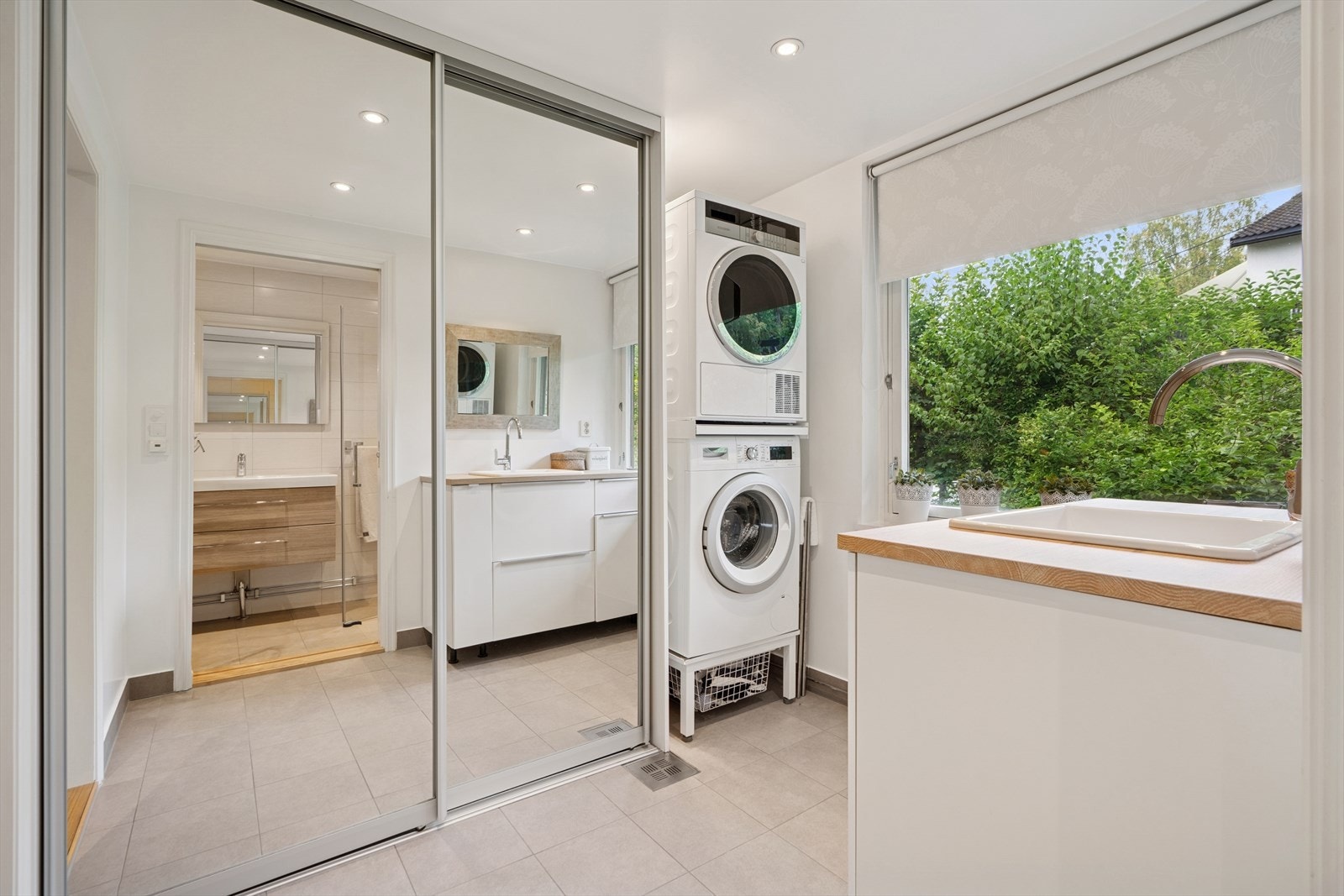 Flott vaskerom fra 2015 med plass til både vaskemaskin og tørketrommel. En drøm for barnefamilier! Galleribilde