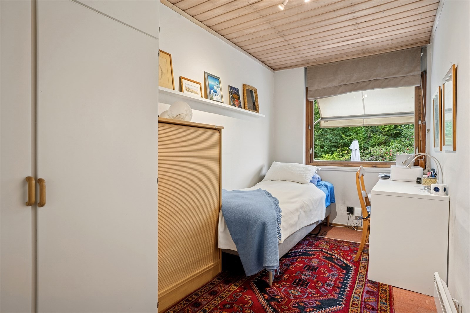 Soverommene byr på god plass til seng med tilhørende nattbord og vinduer som slipper inn godt med dagslys. Plass til øvrig møblement for kontor eller oppbevaring etter eget ønske. Galleribilde