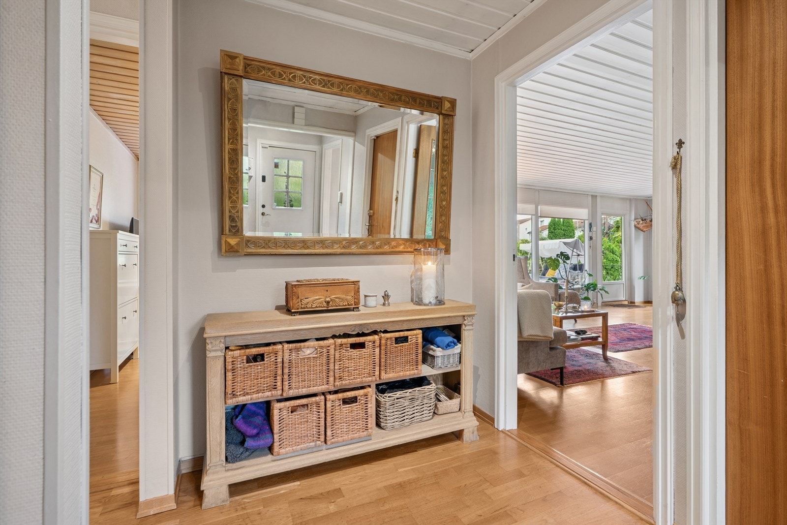 Lys og romslig gang som knytter rommene i etasjen sammen. Galleribilde