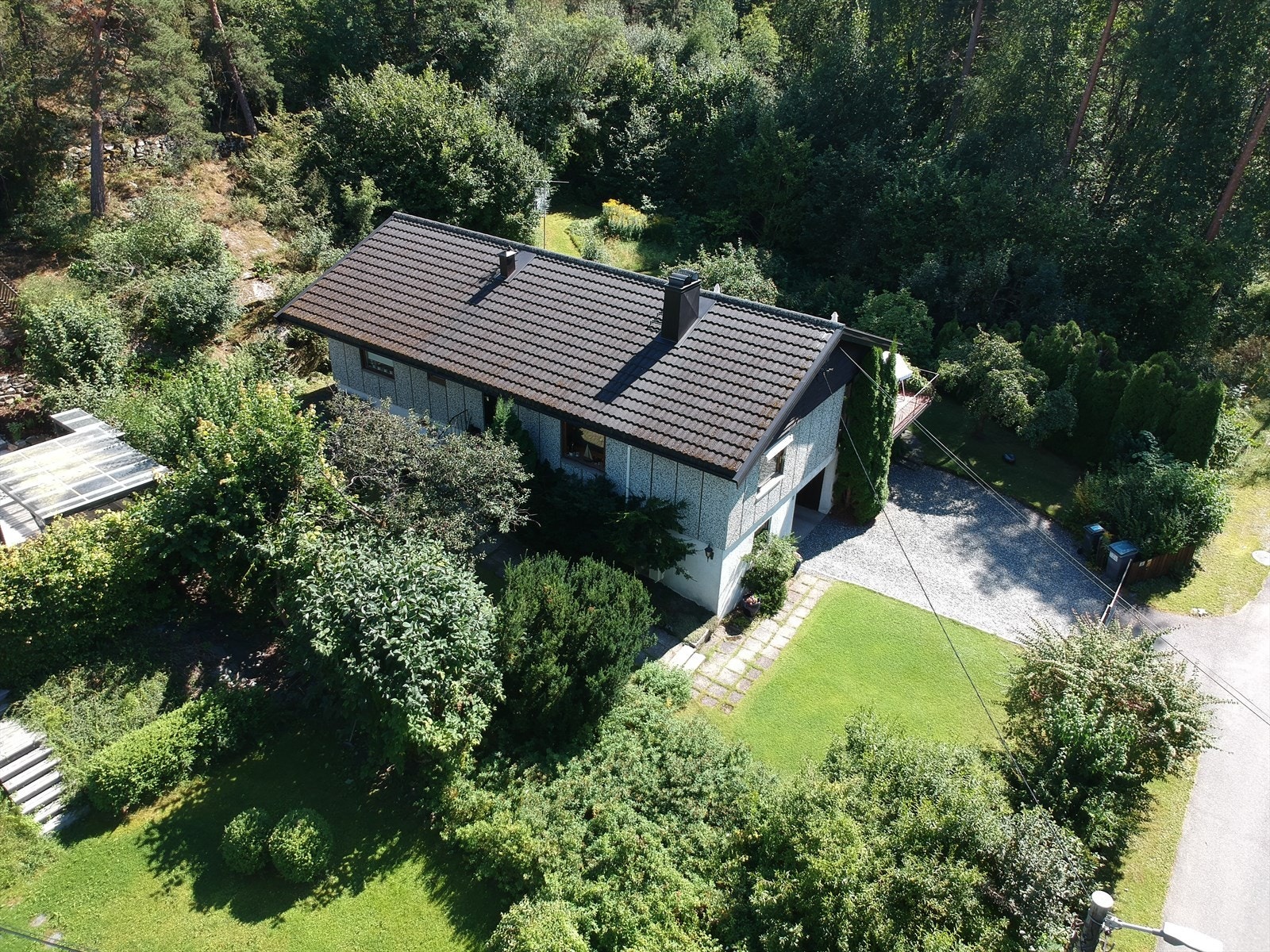 Gode parkeringsmuligheter på tomten i tillegg til integrert garasje og carport.
Plass til 2-3 biler på gårdsplassen. Galleribilde