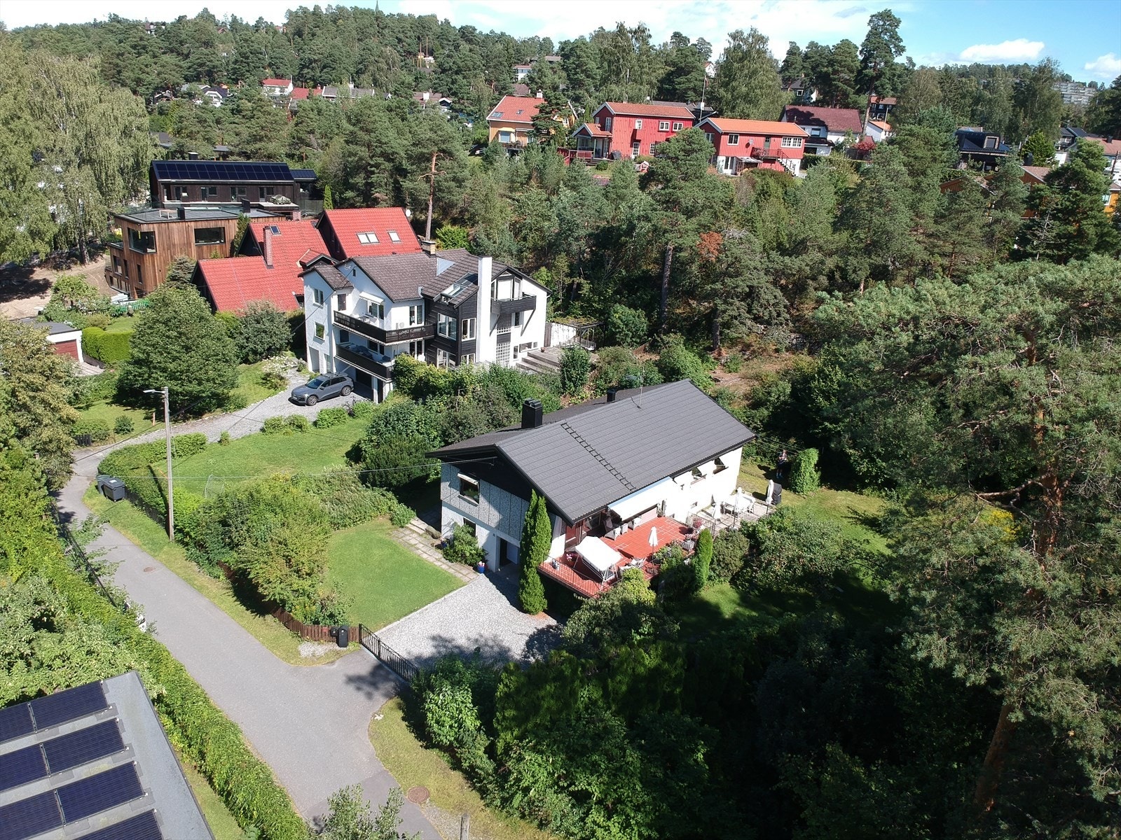 Eiendommens tomt er omkranset av flott beplantning, gjerde og port som fører deg videre inn til et grønt og idyllisk uteområde. Galleribilde