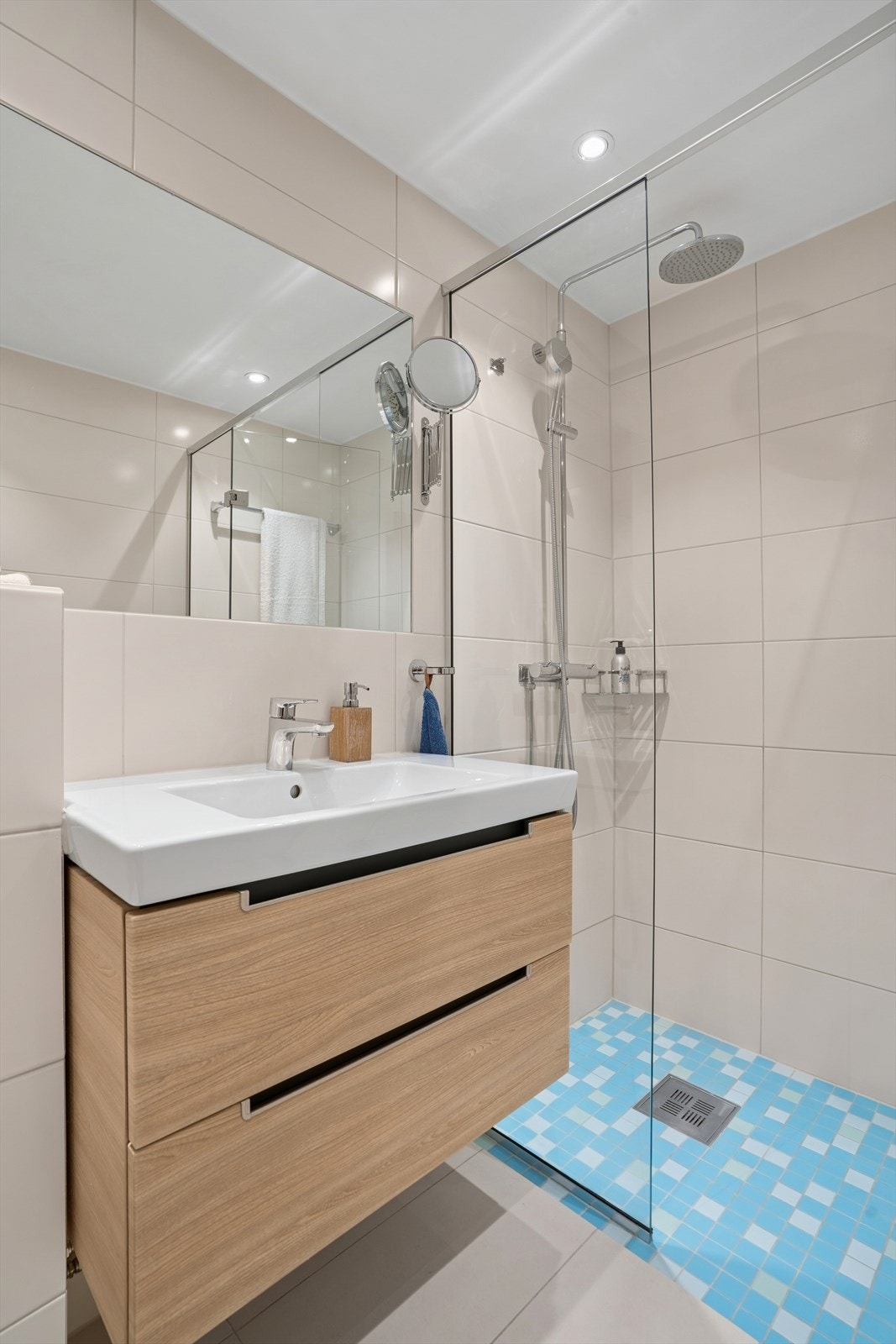 Helfliset baderom med varmekabler i gulv, oppusset i 2015. Galleribilde