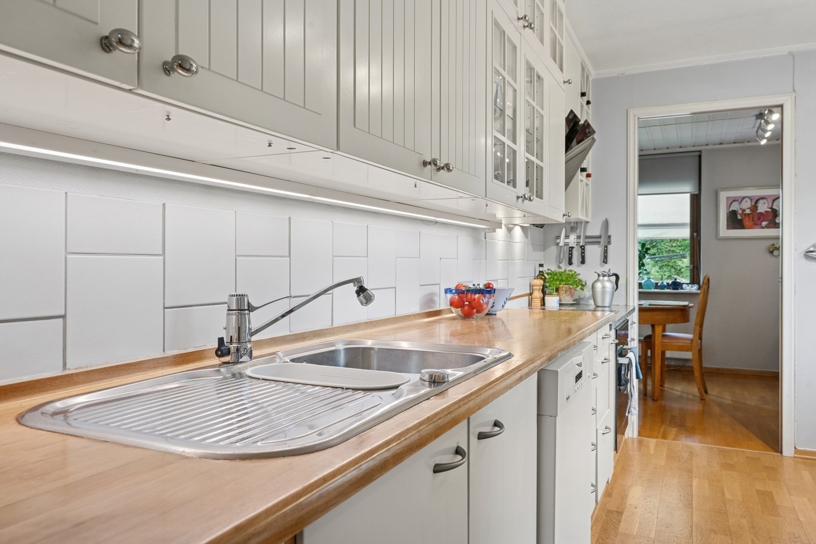 Det er rikelig med benk- og skapplass da innredningen med mange under- og overskap. Galleribilde