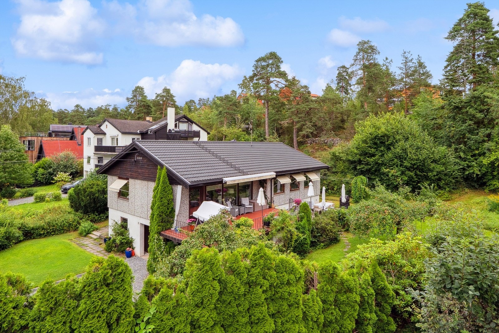 Dalsnaret 10 er en flott eiendom med en sjelden god beliggenhet i en barnevennlig blindvei. Galleribilde