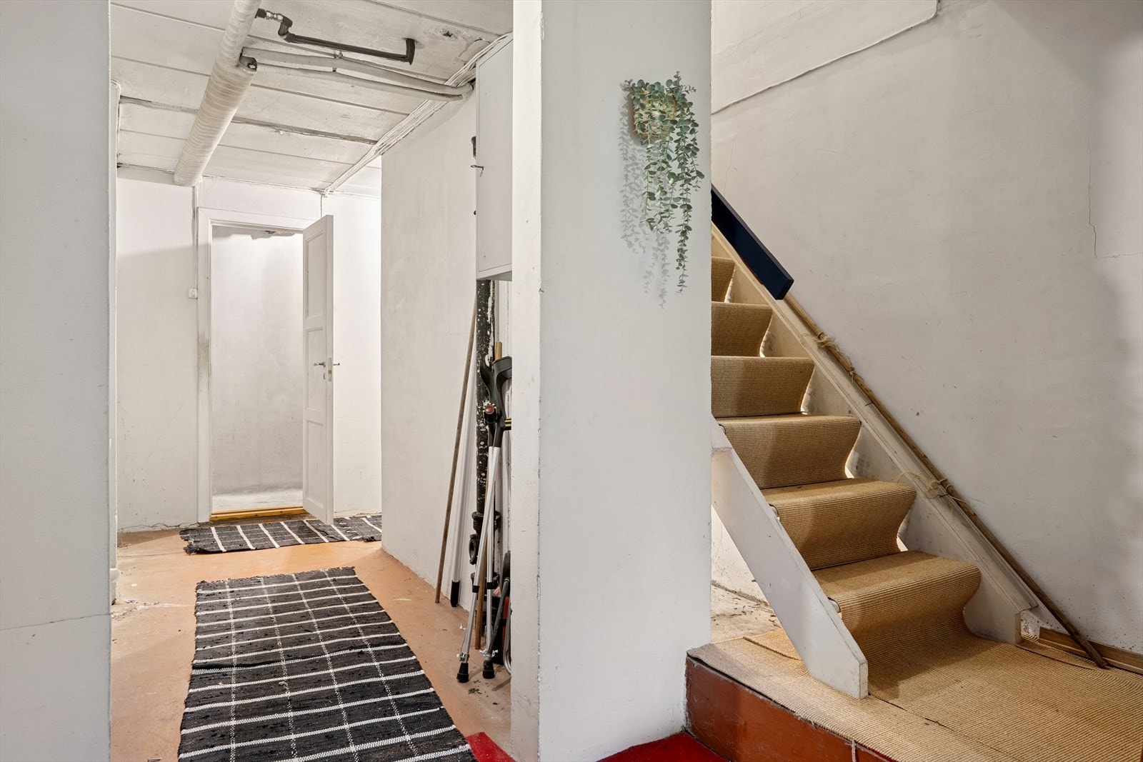 Trapp ned til boligens underetasje på hele 78 kvm med gang, boder, vaskerom og eget inngangsparti. Galleribilde