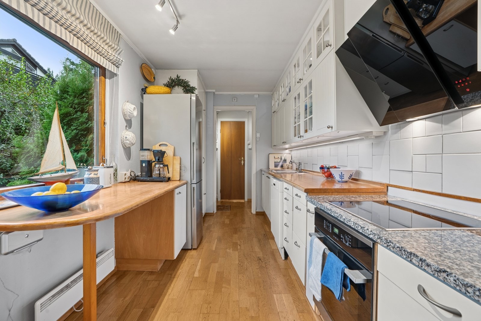 Kjøkkenet har hvitevarer som oppvaskmaskin, kjøleskap med frysedel, kjøkkenventilator, samt Integrert induksjonstopp og stekeovn. Galleribilde