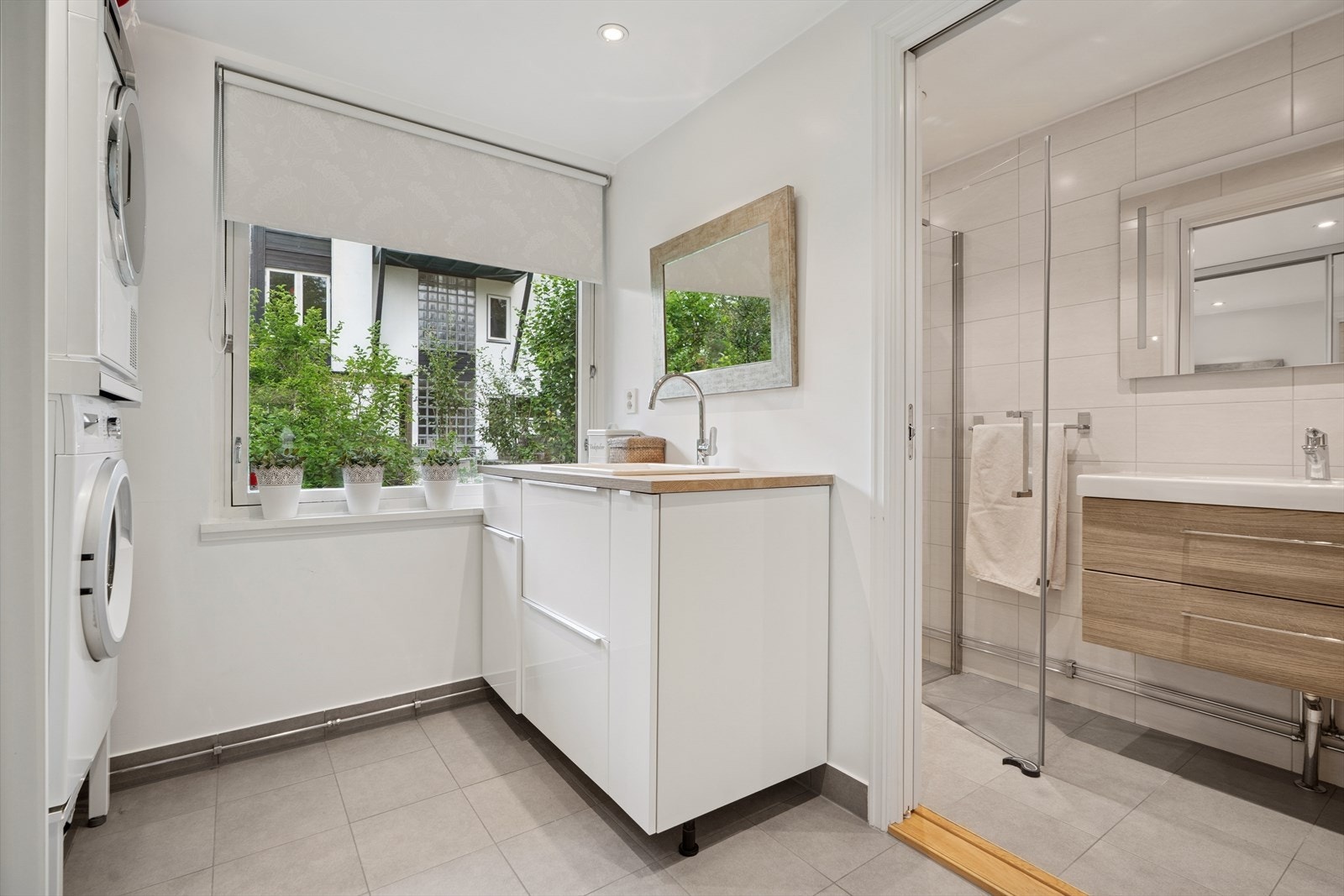 Vaskerommet har flislagt gulv med varmekabler og malte plater på vegger. Galleribilde