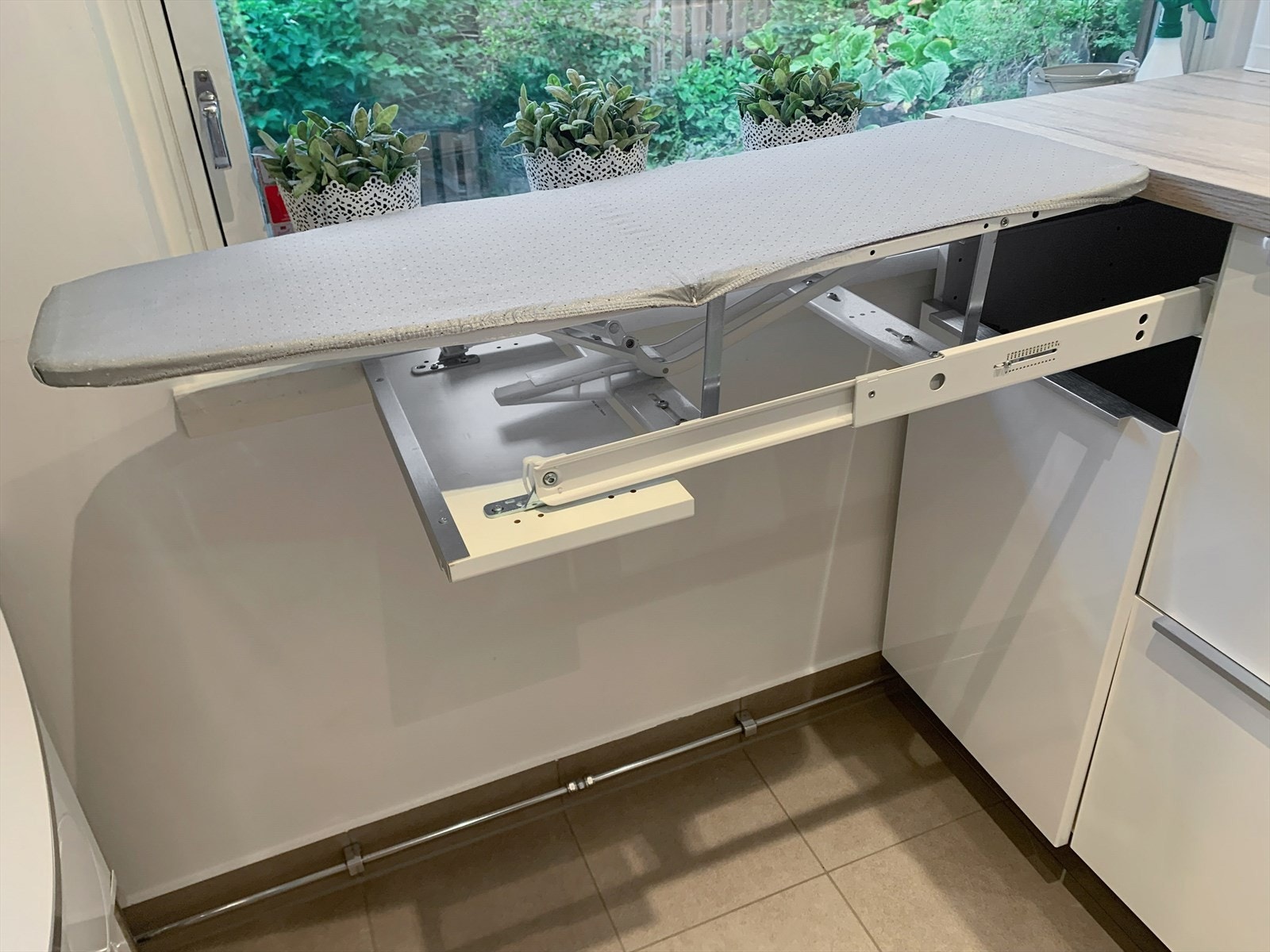 Her er det innredet med skap, benkeplate, servant samt et praktisk strykebrett som enkelt kan brettes frem fra skapet . Galleribilde