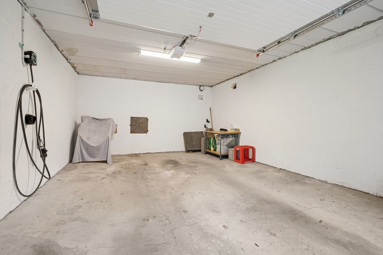 Garasje med elektrisk portåpner fra 2022. Det er god plass til parkering av bil i tillegg til oppbevaring. Galleribilde