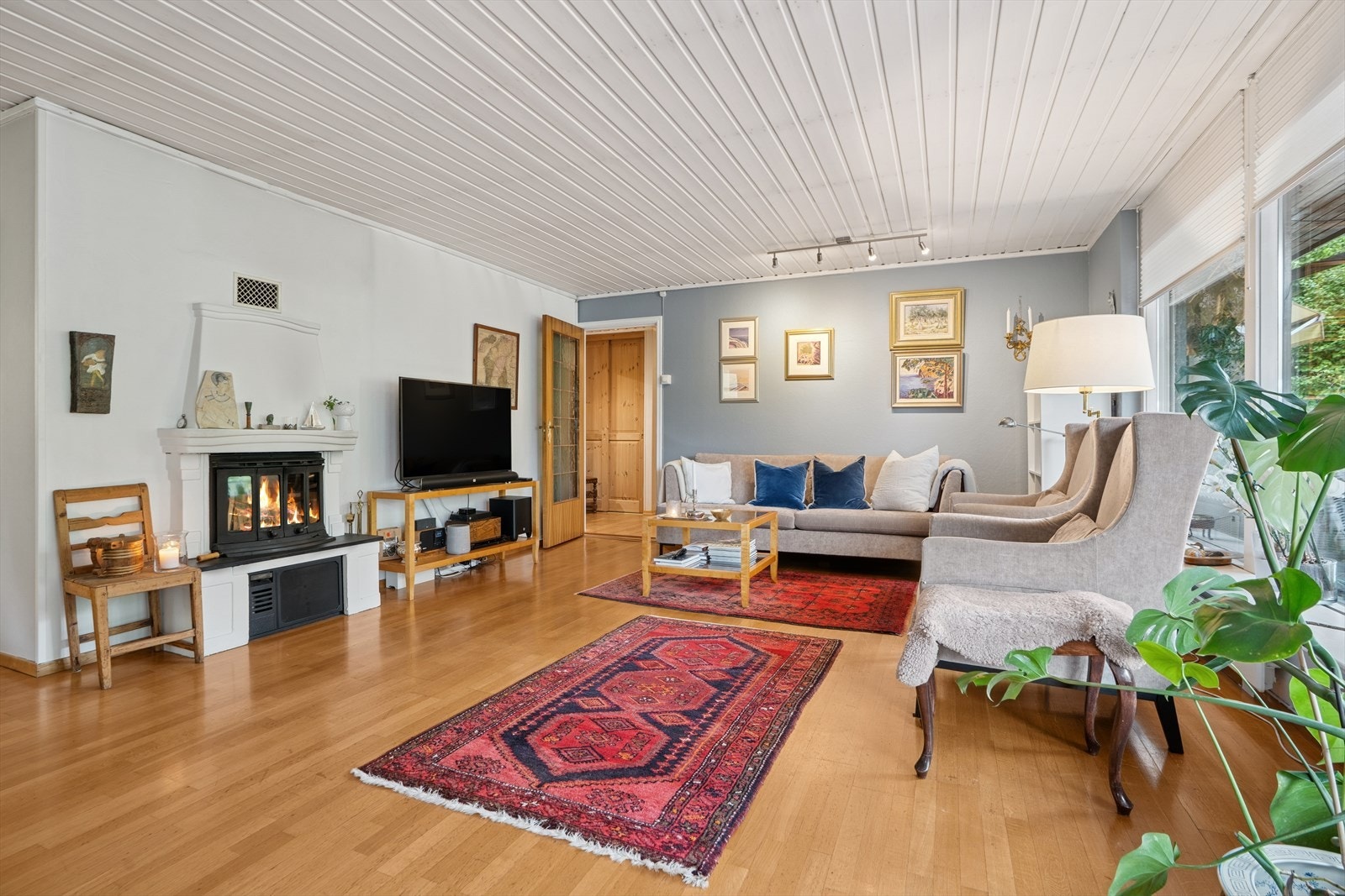 I stuen er det en flott peis som varmer godt høst- og vinterhalvåret. I tillegg er det montert effektiv varmepumpe i rommet. Galleribilde