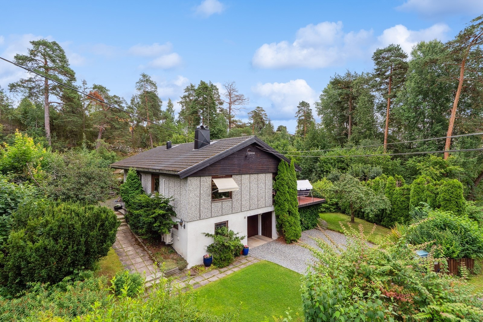 Eiendommen har lite/ingen innsyn fra naboer og kort vei til flotte turområder langs Hvervenbukta med bla. Fiskevollen og flere andre badeplasser. Galleribilde