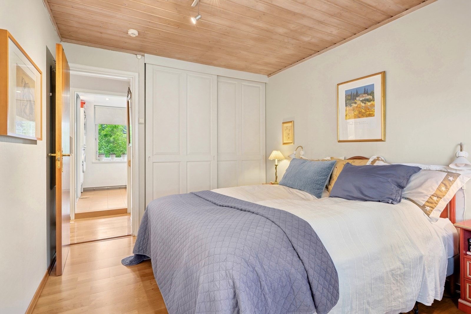 På hovedsoverommet er det montert en stor skyvedørsgarderobe med god plass til oppbevaring av klær. Galleribilde