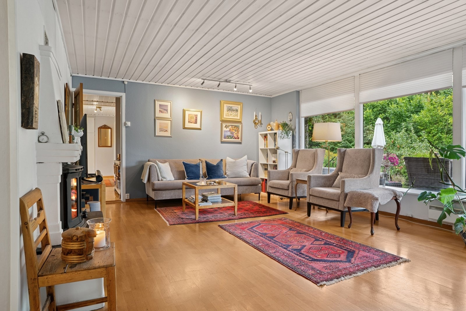 Åpen og lys stue med god plass til å innrede i flere soner. Galleribilde